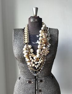 As we head into fall, who doesn't love a classic over the top pearl statement necklace?!  This piece is just that and I enjoyed every minute of putting this classic piece together.  Starting from the left is a stunning repurposed vintage confetti lucite bracelet.  The strands are composed of several repurposed vintage lucite, glass, and cotton pearls from the 50's-60's!  Repurposed vintage rectangular chain and a brighter gold filigree textured chain are incorporated just to bring out more of th Pearls Outfit Casual, How To Style Pearl Necklace, Pearls Outfit, Pearl Outfit, Art Deco Pearl, Lucite Bracelet, Shabby Chic Wardrobe, Top Pearl, Lucite Bracelets