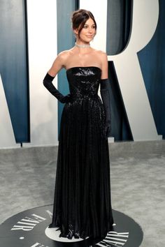 Camila Morrone Vanity Fair, Strapless Black Gown, Camila Morrone Black Dress, Camila Morrone Red Carpet, Oscars Dresses Ideas, Red Carpet Black Dress, Black Red Carpet Dress, Oscar Looks, Sequin Black Dress