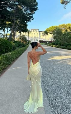 Formal Beach Wedding Attire Guest, Formal Beach Wedding, Gown Aesthetic, Beach Wedding Attire, Fest Outfits, Backless Evening Dress, Tulle Ball Gown, Wedding Attire Guest, Ball Gowns Evening