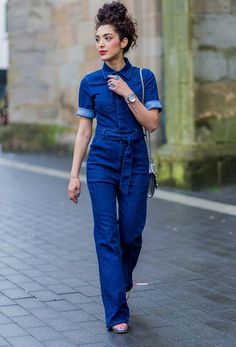 Vive le jean Coverall Pattern, Fall Overalls, Denim Jumpsuit Outfit, Half Sleeve Jumpsuit, Jeans Trend, Beautiful Jumpsuits, Moda Denim, Look Jean, Batwing Sweater