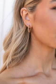 Second Persings Ideas, Gold Double Earrings, 2nd Ear Piercing, 2 Ear Piercings, Gold Hoop Earrings Style, Double Lobe Piercing, Dream Piercings, Piercing Lobe, Second Ear Piercing