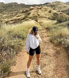 Hiking Outfit Summer Biker Shorts, Cute Hiker Outfits Summer, Hiking Outfit Summer Modest, Biker Shorts With Boots Outfit, Biker Short Hiking Outfit, Florida Hiking Outfits, Hiking Swimming Outfit, Casual Activewear Outfits, Canoe Trip Outfit