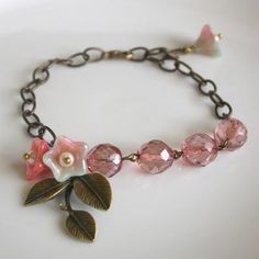 Idea, no tutorial.  Change to necklace so the leaves would lay along collarbone with bigger flower cluster... Charm Bracelet Ideas, Handmade Charm Bracelets, Necklace Inspiration, Flower Chain, 3d Quilling, Flower Cluster, Floral Bracelet, Assemblage Jewelry, Dainty Bracelet