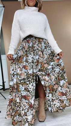 Floral Print Maxi Skirt, Black Western Pencil Skirt, Skirt And Baggy Sweater, Floral Pattern Clothes, Irish Women Fashion, Classy Looks For Women Casual, Maxi Skirt Shoes, Black Floral Maxi Skirt Outfit, Long Skirt And T Shirt, Black Maxi Skirt Winter Outfit