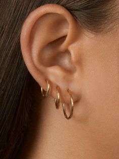 Modern Hoop Earrings, Cool Ear Piercings, Pretty Ear Piercings, Cute Ear Piercings, Piercing Inspo, 18k Gold Earrings, Piercing Ideas