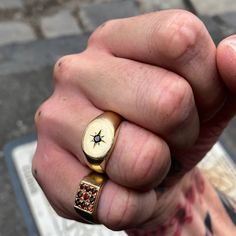 Two custom gold signet rings by Pinky blinder Diy Gift Ideas For Men, Antique Mens Rings, Jewelry Tattoo Designs, Mens Bracelet Gold Jewelry, Drawing Jewelry, Jewelry Accessories Aesthetic, Aesthetics Jewelry, Tattoo Jewelry, Styling Jewelry