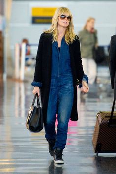 Denim Jumpsuit Outfit Winter, Celebrities Airport, Jumpsuit Outfit Winter, Saturday Fashion, Airport Chic, Womens Denim Overalls, Celebrity Airport Style, Denim Jumpsuits