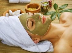 Masque maison anti points noirs  Faites une infusion de camomille. Laissez-la refroidir. Mettez l’argile verte dans un bol. Versez-y petit à petit un peu de l’infusion de camomille jusqu’à ce que le mélange ressemble à une pâte. Inutile de verser toute votre infusion. Le mélange ne doit pas être trop liquide ! Mélangez. Appliquez votre masque à l’argile sur une peau parfaitement nettoyée. Laissez poser pendant 15 à 20 minutes. Rincez avec de l’eau tiède. Skin Tightening Essential Oil, Mud Face Mask, Green Tea Face, Glowing Skin Mask, Tumeric Face Mask, Green Tea Mask, Face Mask Recipe, Essential Oils For Skin, Skin Care Wrinkles