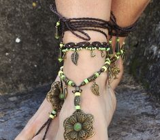 This listing is for one anklet. Beautiful macrame anklet. You can wear it alone or in combination with the barefoot sandals available in my shop (picture 2 and 4) https://www.etsy.com/listing/589470076/big-brass-flower-barefoot-sandals-green?ref=shop_home_active_2 This anklet is made with waxed polyester cord, antique bronze beads and charms and toho seed beads. They close with a lobster claw and on the other side a small chain allows to adjust the length of the anklet. The anklet comes in a bea Anklet Macrame, Macrame Anklet, Beach Wedding White, Crochet Barefoot Sandals, Beach Anklets, Sandals Beach, Beach Bracelets, Festival Jewelry, Foot Jewelry