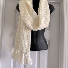 Cream Knitted Scarf. 100% Acrylic. 8 1/2 X 73”. Never Worn. One Size Knit Scarves, Winter Scarves, Cute Scarf, Scarfs, Chunky Scarf Knitting Pattern, Bulky Scarf, Big Scarf, Diy Clothes Videos, Hand Knit Scarf