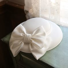 Delicato:Lavabile; Genere:Per donna; Contenuto della confezione:Cappelli; Tipi:Cappello Fascinator; Vacanze:Mascherata; Stile:Stile anni '50,Retrò vintage; Occasione:Festa / Serata; Materiale:Altro Materiale; Fascia d'età:Adulto; Caratteri:Kate Middleton,Audrey Hepburn; Data di quotazione:06/29/2022 Wedding Top Hat, Top Hats For Women, Evening Hat, Ivory Fascinator, White Fascinator, French Hat, Handmade Tiaras, Black Fascinator, Retro Hats