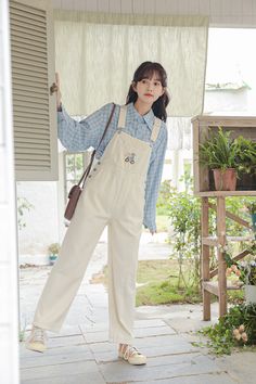 Classic high rise overalls with an embroidered bib featuring a cycling bear with flowers, side pockets and back pockets. Cut open button holes with scissors. S: 34.5" waist, 41.5" hips, 24.5" thighs, 18" ankles, 24" inseamM: 36" waist, 43" hips, 25.5" thighs, 18.5" ankles, 24" inseamL: 37.5" waist, 44.5" hips, 26.5" thighs, 19" ankles, 24" inseam How to attach buckles:Slide the rectangular buckle on first, followed by the T-shaped buckle. Overall straps will hold on its own as such or you can sl White Bib Front Overalls With Pockets, White Casual Bib Front Overalls, Style White Overalls, Denim Overalls Outfit, Bear With Flowers, Overalls White, White Overalls, Overalls Outfit, Button Holes