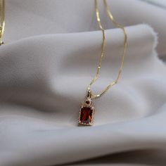 💎 Materials: 18k Gold Plated over Solid Sterling Silver Base: doesn't rust Cubic Zirconia Synthetic Ruby 📐 Length: 40cm + 5cm extension Ruby And Gold Necklace, Vintage Jewelry Silver, Gold Necklace Ideas, Ruby Jewelry Ring, Gem Stone Necklace, Gold Dainty Necklace, Gold Stone Necklace, Ruby Jewelry Necklaces, Dainty Jewelry Necklace