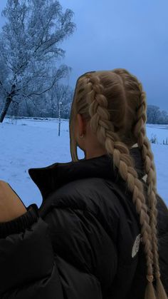 Winter Hairstyle For Ice Skating, Snow Hairstyles Winter, Cute Hairstyles For Ice Skating, Figure Skating Hairstyles Competition, Snow Day Hairstyles, Aesthetic Winter Hairstyles, Hairstyles For Skiing, Hair Styles For Winter, Skiing Hair