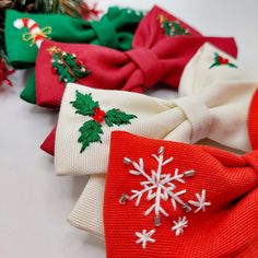 These unique Christmas themed handmade hair clips are hand-embroidered on soft linen fabric. Embroidery threads are 100% cotton. Available in green, ivory, red and burgundy colors. Santa Claus, candy cane, coquina flower and Christmas tree embroideries and sparkling beads will add shine to your hair. This doesn't bother you. It is flexible and comfortable. You can choose alligator and automatic shut-off. This completely hand-embroidered Christmas design hair clip will be a great accessory for Ch Diy Christmas Hair Accessories, Embroidered Christmas Gifts, Cane Embroidery, Christmas Hairbow, Christmas Hair Clips, Christmas Hair Clip, Holiday Hair Accessories, Embroidered Hair Bows, Holiday Hair Bows