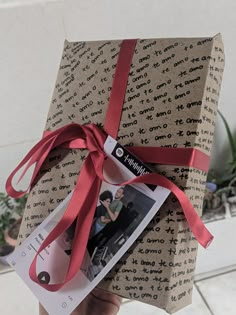 Ideia de papel de presente para livros! Simple Present, Diy Gift Set, Creative Gifts For Boyfriend, Diy Gifts For Him, Bf Gifts, Cute Presents, Cute Couple Gifts, Gift Inspo