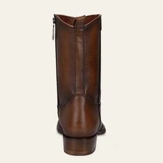 Estas botas vaqueras para hombre de la marca Cuadra son el epítome de la elegancia y la exclusividad. Confeccionadas con piel de bovino y caimán en tono café, sombreadas a mano con un diseño grabado a láser en el tubo. Además, cuentan con cierre lateral interno para una inserción más cómoda. Piel de caiman Tejida a mano Diseño del tubo grabado a lasera Cierre lateral A Man, Cafe, Caiman