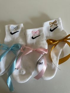 Feminine and sporty wear bow embroidered crew socks. These ribbon inspired designs have a bow embroidered on each side, girly trendy socks of the season. 1 PAIR only. This bow ribbon socks come in three colorways: light pink, light blue, tan. Quarter length socks. UNISEX SIZING: Medium (6-10) Women Large (10-13) Women This is offered in crew length as well. Please refer to the other listing if you want the longer pair. Bows On Clothes, Cute Nike Socks, Sock Design Ideas, Bedazzled Socks, Cute Socks Aesthetic, Coquette Socks, Girly Socks, Preppy Socks, Socks Bow