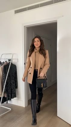 Sophie Knight Instagram, Sophie Knight Outfits, Women In Blazer, Minimalist Classy Outfit, Sophie Knight, Classy Winter Outfits, Skandinavian Fashion, Chique Outfits