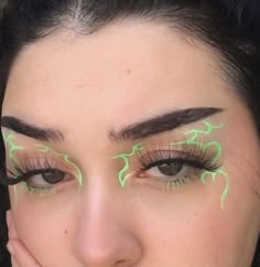 Leaf Eyeliner, Makeup Vert, Edc Makeup, Eyeliner Graphic, Rock Makeup, Green Eyeliner, Eyeliner Ideas, Eye Makeup Images, Learn Makeup