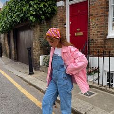 Lighter Denim Wash Carpenter Style B27 Zara Floral Dungarees, Chunky Boots With Overalls, Overalls With Shacket, Wide Leg Overalls With Boots, Dungarees Heels, Denim Overalls Boots, Zara Knit Overalls, Overalls 2000, Zara Trendy Relaxed Fit Jeans