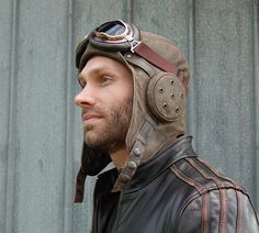 "This aviator helmet will cause a sensation with its antique brown leather and its ability to use it with headphones. Henry Model for men and women.  This aviator hat is the embodiment of the iconic vintage aviator style of the last century with its round sides trimmed with small holes that allow the sound from the headphones to enter well the helmet. So you can have style while listening to what you like. The addition of the aviator goggles allows you to complete the WW2 aviator or post-apocaly Ww2 Pilot, Aviator Helmet, Fur Hat Men, Apocalyptic Costume, Leather Helmet, Aviator Goggles, Post Apocalyptic Costume, Hat Model, Aviator Hat