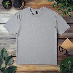 Basic Gray Short Sleeve T-shirt, Gray Plain Crew Neck T-shirt, Gray Relaxed Fit Plain T-shirt, Plain Gray T-shirt For Streetwear, Gray Plain T-shirt For Streetwear, Gray Cotton Short Sleeve T-shirt, Gray Pre-shrunk Crew Neck T-shirt, Gray Crew Neck T-shirt With Branding, Mockup Camisa