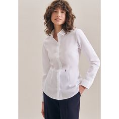 Dezent tailliert geschnittene Slim Damen-Bluse von Seidensticker. Tonale Abnäher akzentuieren die feminine Silhouette und verleihen eine weibliche Note, Popeline-Gewebe mit Stretch-Qualitäten bieten besten Komfort. In unifarbener Dessinierung lässt die Business-Bluse vielseitige Outfitkombinationen zu. Optische Highlights, die den stilsicheren Charakter der Bluse unterstreichen, sind der Kent-Kragen, die schimmernden Knöpfe und die extrabreiten Manschetten. White Shirt Blouse, Feminine Silhouette, White Shirt, Chef's Jackets, Women's Blazer, Tunic Tops, Shirt Blouses, Ruffle Blouse