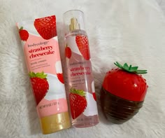 Girly Organization, Strawberry Smelling Products, You Smell Like Strawberries, Combo Skin Care, Scent Combos Hygiene Strawberry, Bath And Body Works Perfume Strawberry, Bodycology Strawberry, Clean Core, Wee Wee