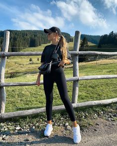 Outfits With Caps For Women, Black Cap Outfit, Cap Outfits For Women, Outfits Leggins, Trekking Outfit, Look Legging, Cap Outfit, Black Leggings Outfit, Everyday Casual Outfits