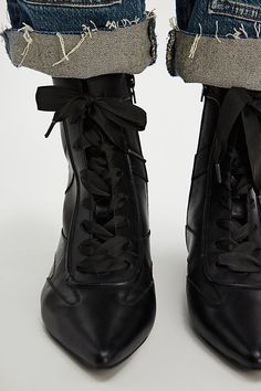 Unique Ankle Boots, Ballerina Boots, Berlin Aesthetic Style, Fashionable Walking Shoes, Flat Black Boots, Ankle Length Boots, Boxer Shoes, Black Flat Boots, How To Wear Ankle Boots