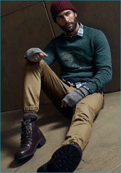 Noah Mills wears a flecked sweater, flannel shirt, joggers and a ribbed beanie from LE 31 with Steve Madden boots. Joggers With Boots, Guys In Beanies, New Grunge, How To Wear Joggers, Noah Mills, Hippie Maxi Dress, Joggers Men, Mens Fashion Sweaters, Madden Boots