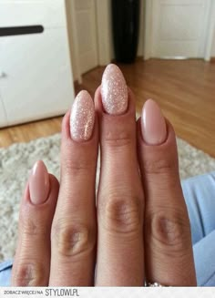 Nude Nails With Glitter, Ongles Beiges, Pink Glitter Nails, Ombre Nails Glitter, Nail Shimmer, Glitter Gel Nails, Beige Nails, Sparkle Nails