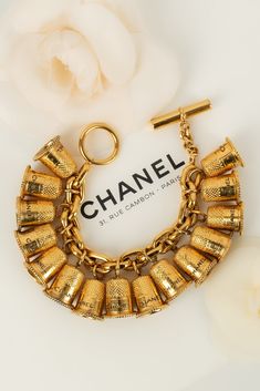 CHANEL -Rare et collector bracelet en métal et breloques symbolisant des dés à coudre. Bijou de défilé, non signé. Collection Haute Couture Automne-Hiver 1992. Condition : Très bon état Dimensions : Longueur : 22 cm Chanel Bracelet, Metal Bracelet, Gold Ounce, Trending Handbag, Metal Bracelets, Bracelets And Charms, Hermes Birkin, Coco Chanel, Wallet Case