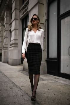 Winter Work Outfits: 12 Ideas To Wear Now Classy Business Outfits For Women, Classy Business Outfits, Skirt Diy, Stylish Work Outfits, Fashion Blogger Style, Winter Outfits For Work, Business Outfit, Work Style, 가을 패션