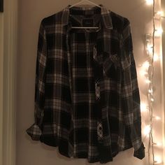 Never Worn, Rails Black And White Plaid Flannel. Supper Soft And Great Quality But Too Small On Me :( Really Cute For All Seasons And For Layering. Open To Negotiations. Casual Cotton Shirt For Night Out, Flannel Tied Around Waist Outfit, Flannel Png, Black Flannel Outfit, Road 96, Cut Hair Short, Soft Grunge Fashion, Flannel Aesthetic, Flannel Boy