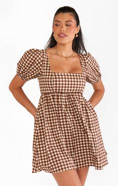 You'll be just smitten in this brown gingham babydoll dress! A cool square neckline next to perfectly poofy sleeves are contrasted to flatter a range of bust sizes and the elastic smocking in the back allows for a perfect fit! Fall Clothing Essentials, Maternity Dress Outfits, Poofy Sleeves, Brown Gingham, Fall Family Photo Outfits, Brunch Dress, Plaid Outfits, Breezy Dress, Gingham Fabric