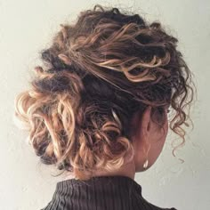 Messy Updo For Curly Hair Super Curly Hair, Messy Hair Updo, Layered Hairstyles, Naturally Curly Hair, Wavy Hairstyles, Haircut Styles, Hair Styling Tools, Messy Hair