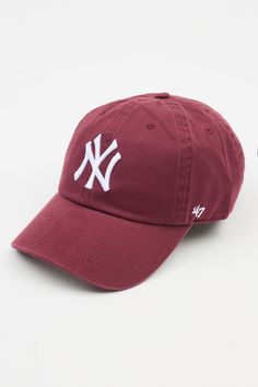 No bad hair days here! Finish off your OOTD with the 47 Brand Clean up Cap now available at Garage! Sport the iconic NY logo with all your most 'gram-worthy looks. - Garment Washed Cotton - Unstructured, relaxed fit - Curved bill - Embroidered front logo - Adjustable pull-through back fabric strap - Imported Cool Hats Women, Burgundy Baseball Hat Outfit, Trending Hats For Women, Ball Cap Aesthetic, Ny Hat Outfit Street Styles, Burgundy Hat Outfit, Cute Baseball Caps, Aesthetic Hats, Ny Baseball Cap