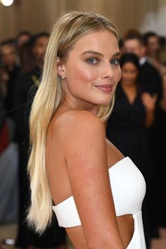 Margot Robbie is the newest Chanel girl Margot Robbie Makeup, Margot Robbie Hair, Red Carpet Hair, Balayage Blonde, Bald Hair, Silver Blonde