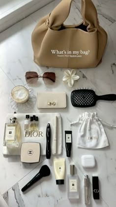 What's In My Bag Aesthetic, Bag Flatlay, Dream Lifestyle Motivation, Everyday Bag Essentials, In My Makeup Bag, What's In My Purse, My Makeup Bag, Bag Items, Inside My Bag