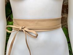 Beige  OBI BELT in  genuine leather. Narrower style  Wrap belt in beige. Waist belt in soft natural leather. Beige leather belt. Wraparound dress belt.  The belt is 220 cm (86 in) long and 5  cm ( 2 in)  at its widest (front) it gets smaller towards the end up to 1 cm (1/2  inch).  Our genuine leather and soft suede obi belts  in different colors: https://www.etsy.com/es/shop/goodtimesbarcelona?section_id=10691564 This listing is for the belt only.  Matching  natural suede bags by Good Times Bar Beige Leather Belt With Removable Feature, Beige Leather Belt With Removable Buckle, Spring Leather Corset Belt, Leather Corset Belt For Spring, Adjustable Beige Belt For Spring, Beige Adjustable Belt For Spring, Spring Adjustable Beige Belt, Elegant Adjustable Beige Belt, Adjustable Corset Belt For Spring