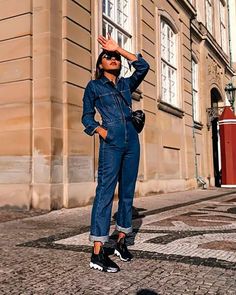 Todas Lo Están Usando… Enterito De Denim En Invierno | Cut & Paste – Blog de Moda Jumpsuit Outfit Denim, Shoes To Wear With Jumpsuit, Denim Photoshoot, Jean Jumpsuit, Outfit Jean, What Shoes To Wear, Jumpsuit Denim