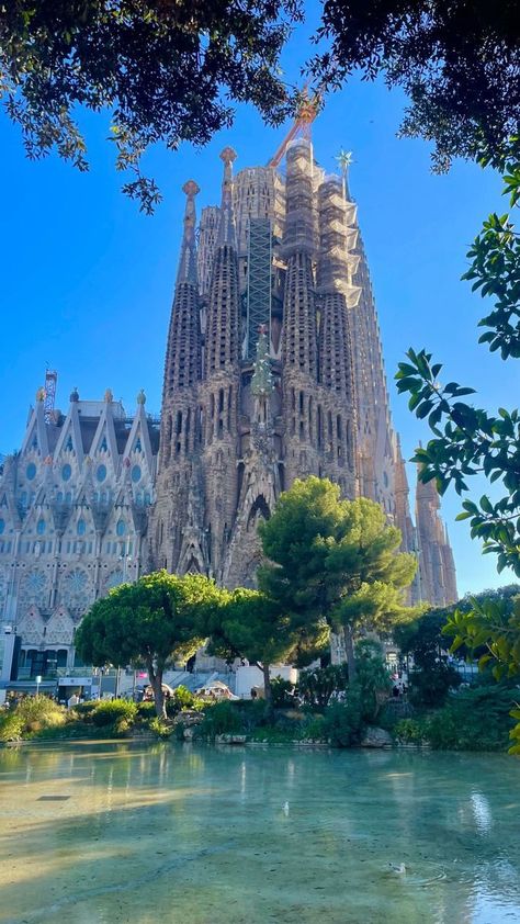 Places To Travel In Europe, Places In Barcelona, Barcelona Aesthetic, Pink Terracotta, Travel In Europe, Spain Aesthetic, Pink City, Barcelona Travel, Green City