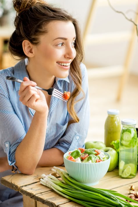 Take a look at this article to learn how to make healthy eating easy so you feel more energized to reach your weight loss goals! Nutritionist Office, College Nutritionist, Healthier Relationship, High Protein Vegan Recipes, Easy Healthy Eating, High Protein Vegan, Lose 20 Lbs, Healthy Work Snacks, What To Draw