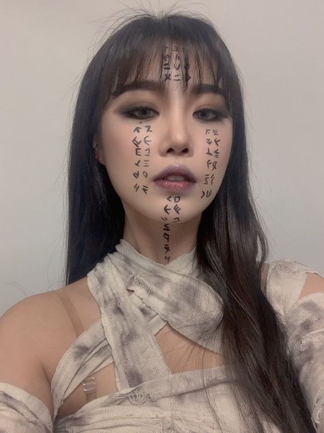 Asian Halloween Ideas, Mummy Makeup, Maquillage Halloween Simple, Teknik Makeup, I Dle, Halloweenský Makeup, Mummy Costume, Halloween Makeup Pretty, Seo Soojin