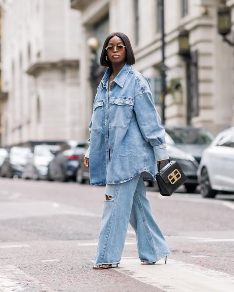 Hm Outfits, Modest Dressing, Denim Street Style, Oversized Denim Shirt, Looks Jeans, Mode Kimono, Denim Inspiration, All Jeans, Denim Outfits