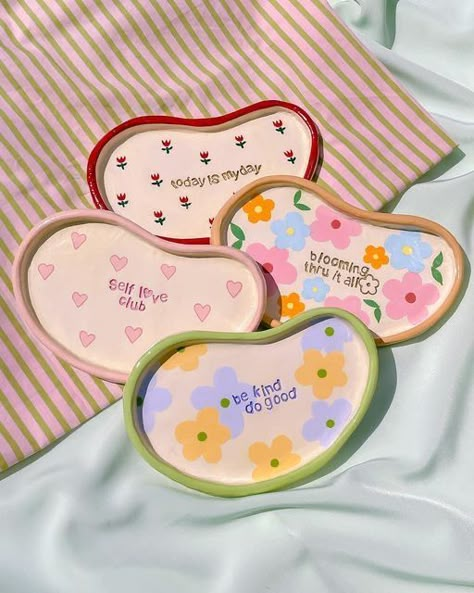 air dry clay idea (pin isn’t mine) Cool Things To Make Out Of Clay, Kawaii Pottery, Kawaii Ceramics, Polymer Clay Tray, Air Dry Clay Tray, Clay Painting Ideas, Diy Polymer Clay Crafts, Dry Clay Art, Clay Idea