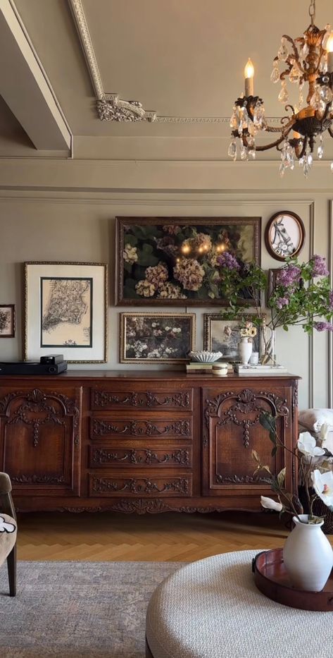 Living Room Designs Eclectic Transitional, English Cottage Tv Room, Old World Style Home, French Farmhouse Style Kitchen, Moody Vintage Rooms, Warm Moody Living Room, Antique Home Aesthetic, Victorian Home Decor Modern, French Antique Bedroom