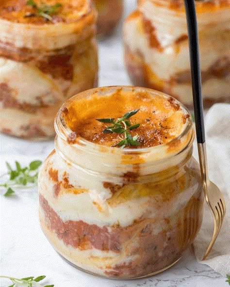 Mason Jar Lasagna, Appetizers In Mason Jars, Mason Jar Picnic Food, Lasagna In A Jar, Rice Mason Jar Meals, Meal In A Cup, Noodle Mason Jar Recipes, Mason Jar Bread Recipes, Low Calorie Mason Jar Meals